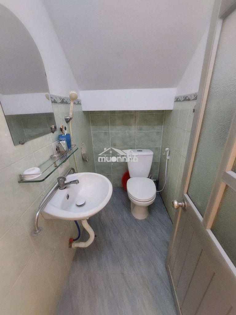 Cho thuê nhà đường phạm hùng c4 dt.4m×17m } 1 lầu 3phòng 2toilet hẽm5m - Ảnh 4