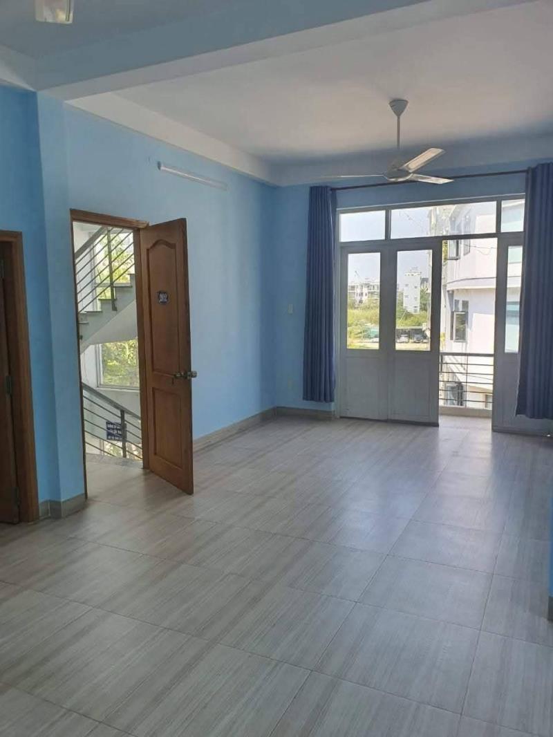 Phòng lớn 40m2, phù hợp ở gia đình, làm văn phòng, ban công rộng thoáng - Ảnh 2