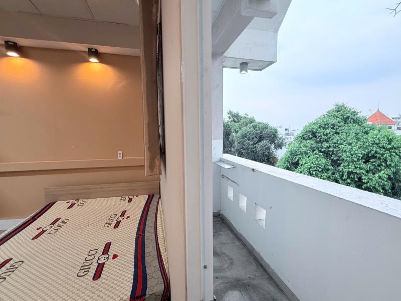 Phòng ban công lớn , thoáng mát , mặt phố , đầy đủ tiện nghi gần aeon mall , đại học công thương, văn hiến 