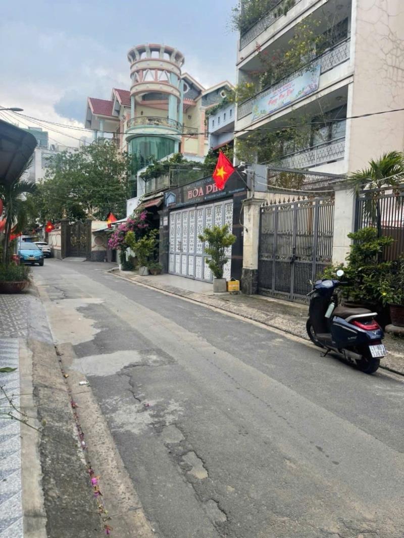 Bán nhà 4 tầng 10 x 25 đường 6m quang trung, ngay sau emart 2, thông đường bờ kênh, 17 phòng rộng