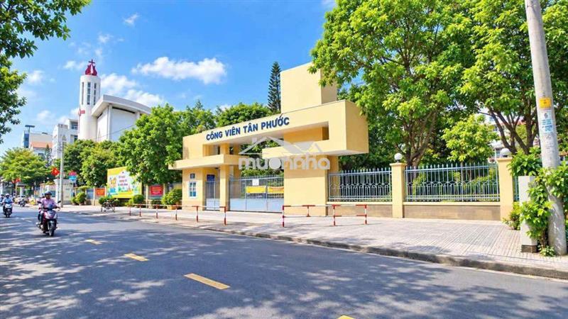 60m², ngang 4m x 15m, gần đường xe hơi, sau công viên tân phước