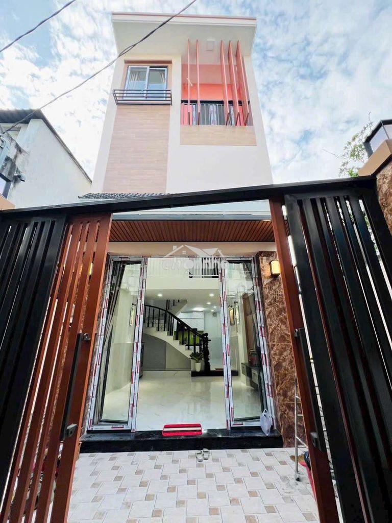 Nhà đẹp chính chủ sát mặt tiền 