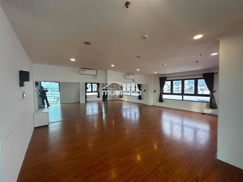 Văn phòng 65m2 view kính tầng cao tân định q1