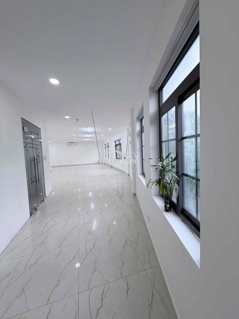 Văn phòng 130m2 mặt tiền đường vĩnh khánh, gần tôn đản