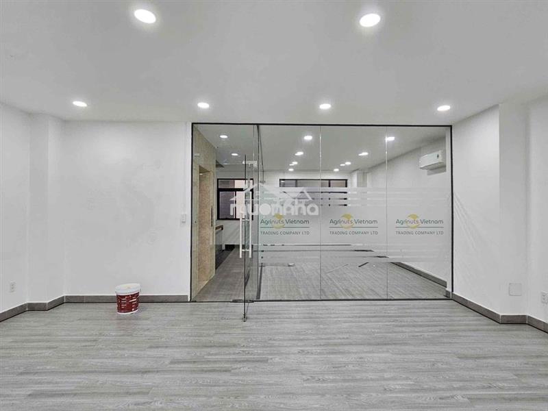 Văn phòng 70m2 ngăn kính sẵn 02 phòng giá 10tr/th tại vạn phúc city