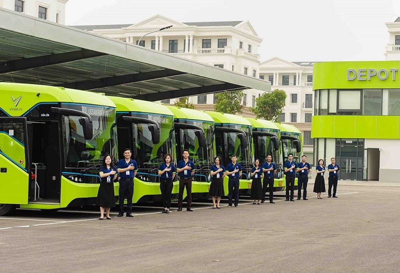 Hệ thống xe buýt điện VinBus: Giải pháp giao thông thông minh, thân thiện với môi trường, giúp cư dân di chuyển dễ dàng giữa các phân khu trong đại đô thị và kết nối nhanh chóng đến các khu vực trung tâm.